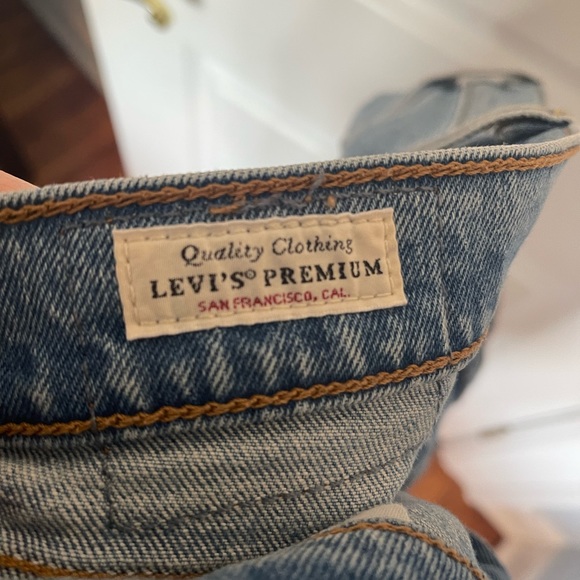 Ribcage Crop Flare jeans with button closure and frayed hem. - Picture 4 of 4